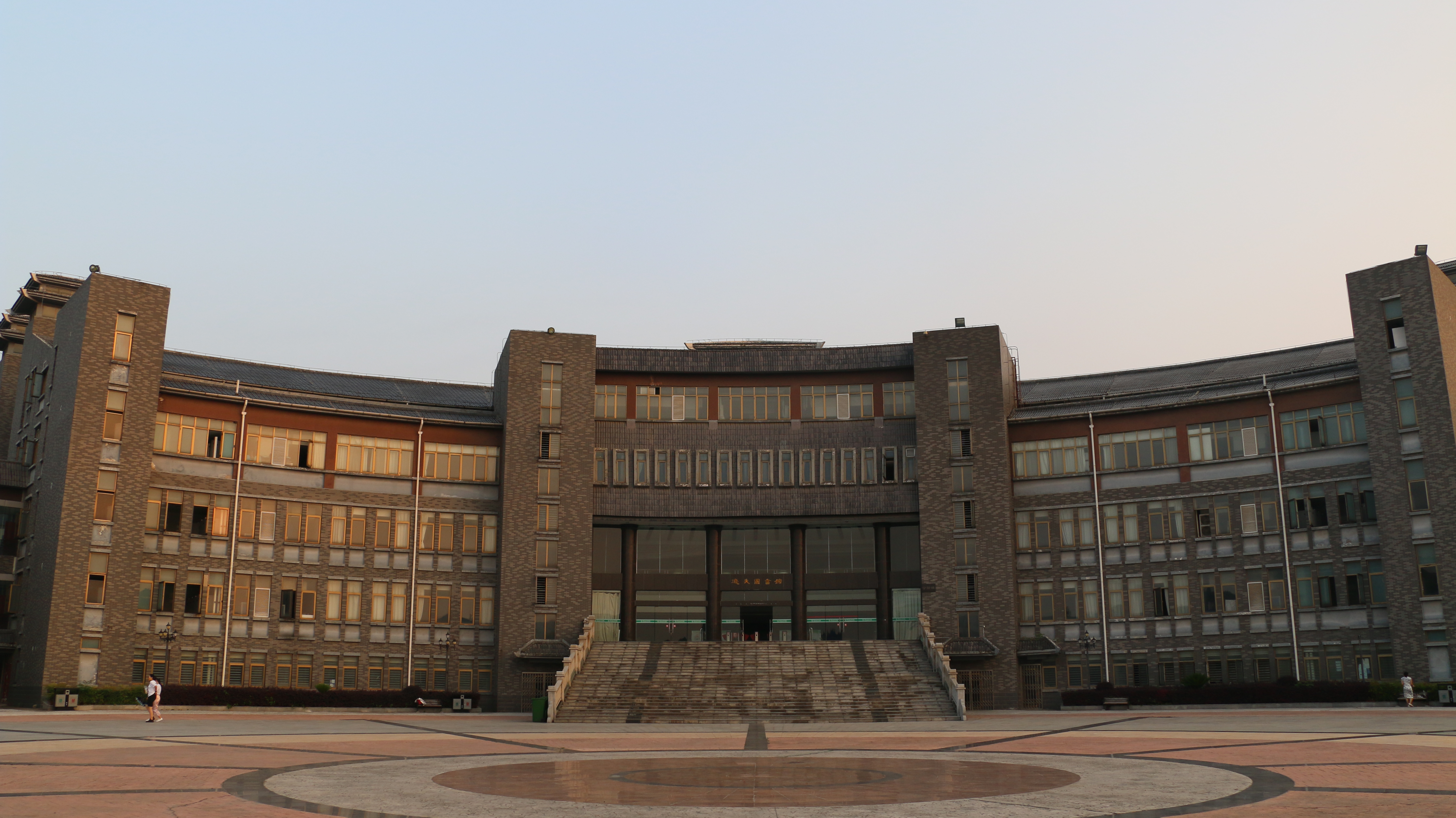 湖北文理学院校园风光:山光水色 悦景悦心